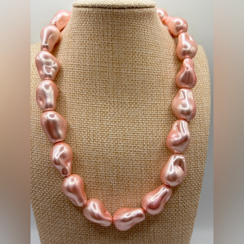 BEAUTIFUL NEW Pink Pearl Necklace with gold details from Accessory concierge 16”